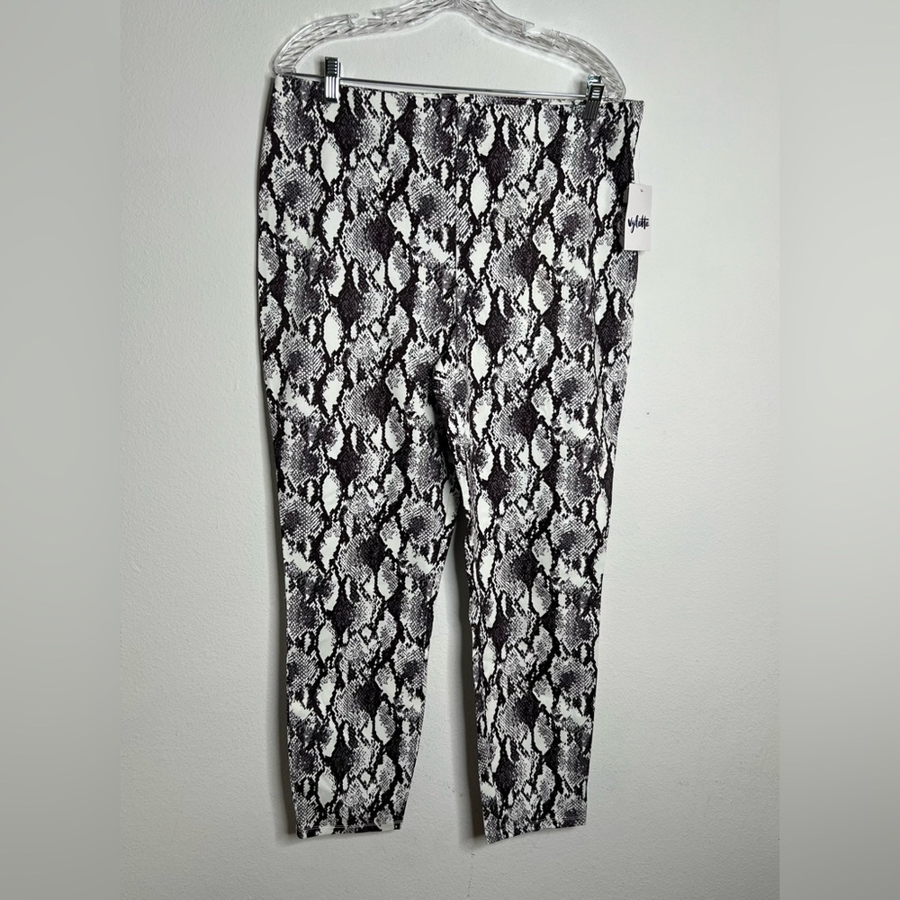 Vylette women pants black white snakeskin light weight strech flat from sz 17